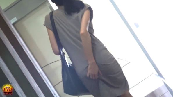 野ション,お姉さん,路地,立ちション,お漏らし,おしがま,我慢,限界,お漏らし,おもらし,尿意