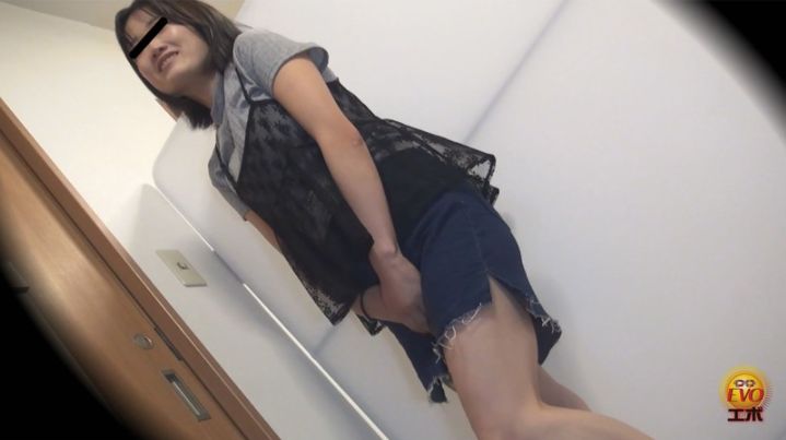 妹,JK,トイレ,トイレ前,トイレ目前,前押さえ,おしっこ,オシッコ,我慢,限界,お漏らし,おもらし,尿意