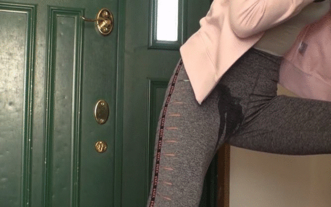 玄関,ジョギング,スウェット,立ちション,お姉さん,トイレ,個室,小便器,我慢,限界,お漏らし,おもらし,尿意